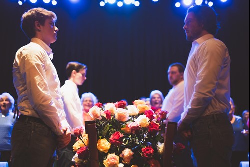 Dragers brug met bloemen herdenkingsmiddag