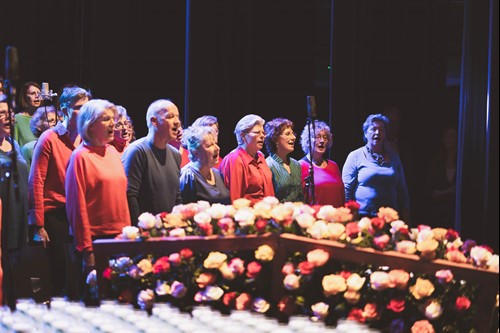 Koor Match Haaksbergen tijdens herdenkingsmiddag