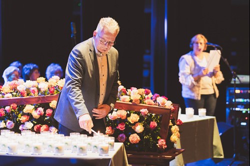 Tymon Stamborg steekt kaarsen aan op herdenkingsmiddag Haaksbergen